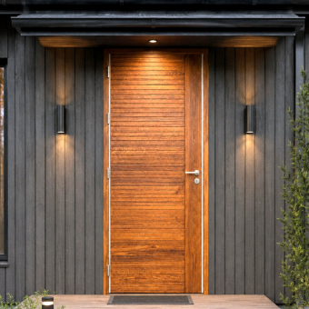Входная деревянная термодверь Scandoors Planken 05 с отделкой из термодерева для частного дома