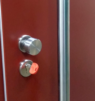 Теплая входная дверь с ручкой-скобой Scandoors Planken 05 Wood V-S
